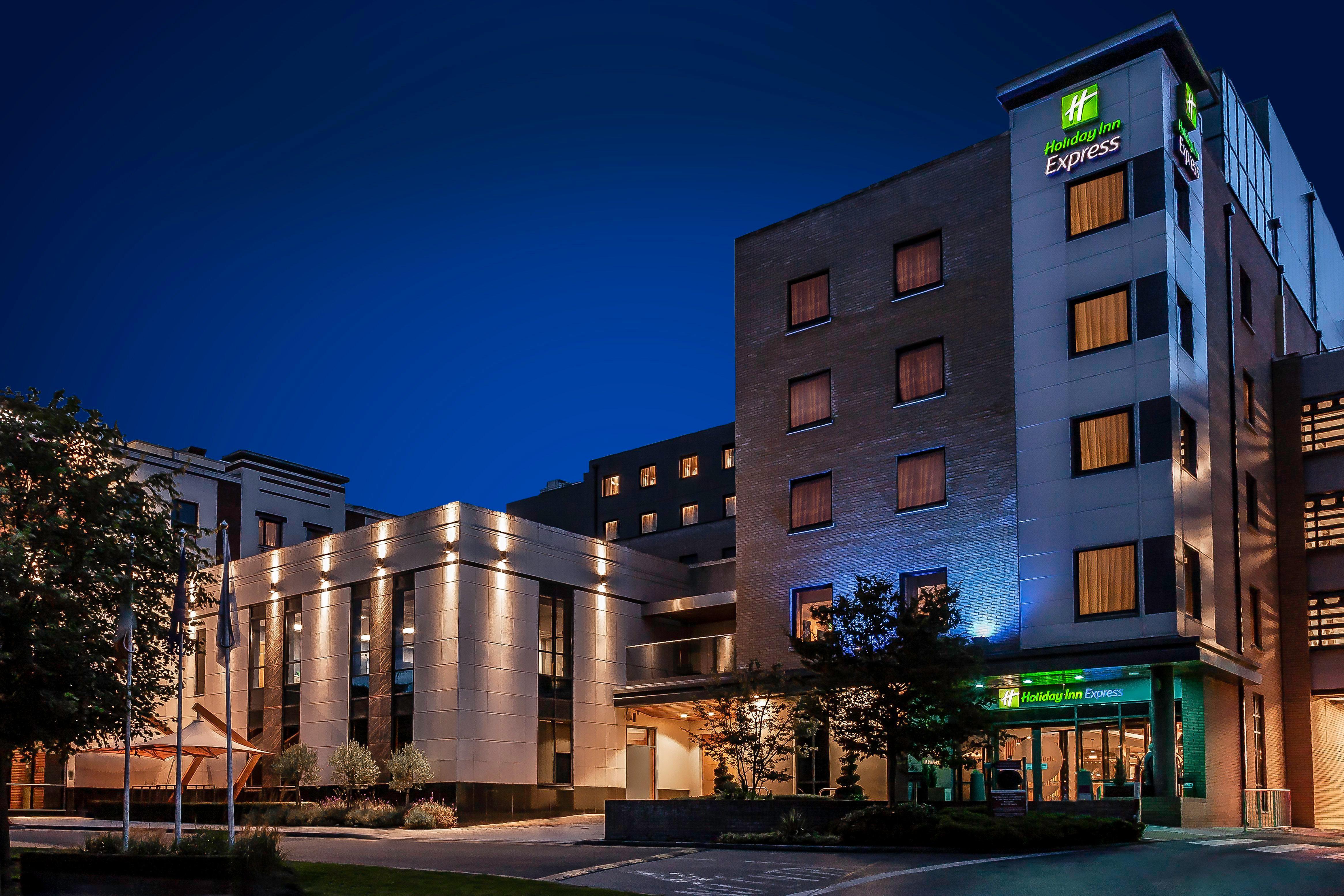 Holiday Inn Express Dublin-Airport By Ihg Santry Exterior foto